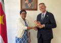JOS 21126 e1769093707638 Minister Lalinie Gopal van Jeugdontwikkeling en Sport (JOS) heeft een werkoverleg gevoerd met de Franse ambassadeur Nicolas de Bouillane de Lacoste. Tijdens het gesprek stond de samenwerking op het gebied van jeugdontwikkeling, sport en grensoverschrijdende vraagstukken met Frans-Guyana centraal, met bijzondere aandacht voor de grensgebieden Marowijne en Saint-Laurent-du-Maroni.