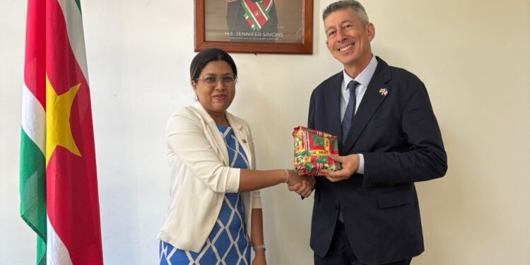 JOS 21126 e1769093707638 Minister Lalinie Gopal van Jeugdontwikkeling en Sport (JOS) heeft een werkoverleg gevoerd met de Franse ambassadeur Nicolas de Bouillane de Lacoste. Tijdens het gesprek stond de samenwerking op het gebied van jeugdontwikkeling, sport en grensoverschrijdende vraagstukken met Frans-Guyana centraal, met bijzondere aandacht voor de grensgebieden Marowijne en Saint-Laurent-du-Maroni.