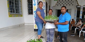 LVV stimuleert zelfvoorzienendheid en gezonde levensstijl onder senioren Blauwgrond 3 Senioren van Shri Radha Krishna Mandir ontvingen groenteplantjes van LVV om zelfvoorzienendheid en gezondheid te stimuleren. Lees verder voor meer