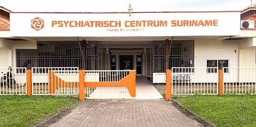 Mentale gezondheid in Suriname vraagt om meer bewustwording 1 Mentale gezondheid krijgt in Suriname steeds meer aandacht, maar de drempel om hulp te zoeken blijft hoog door taboe en stigma. Psychiater Viresh Dwarkasing, werkzaam bij het Psychiatrisch Centrum Suriname (PCS) en het Regionaal Ziekenhuis Wanica, pleit daarom voor meer bewustwording, zodat mensen sneller ondersteuning durven te vragen.
