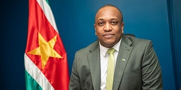 Minister Bouva Buitenlands beleid eerste zes maanden dynamisch en uitdagend Op 16 januari was het precies zes maanden geleden dat de regering-Simons/Rusland aantrad. Buitenlands beleid is één van de speerpunten om de ontwikkeling van Suriname verder ter hand te nemen. President Jennifer Simons is als staatshoofd grondwettelijk eindverantwoordelijk, terwijl minister Melvin Bouva leiding geeft aan het ministerie van BIS.