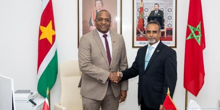 Minister Bouva bezoekt buitenposten in Marokko en Frankrijk 2 Minister Melvin Bouva van Buitenlandse Zaken, Internationale Handel en Samenwerking (BIS) heeft op 16 en 17 januari 2026 een werkbezoek gebracht aan de Surinaamse diplomatieke vertegenwoordigingen in Marokko en Frankrijk. In Marokko ging het om de ambassade in Rabat en het consulaat-generaal in Dakhla. In Frankrijk bezocht hij de ambassade in Parijs.