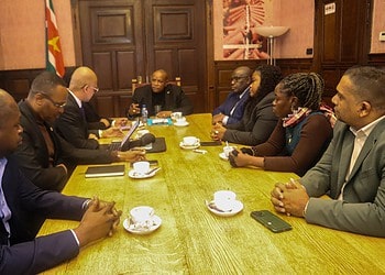 Minister Landveld en presidentiele adviseurs brengen werkbezoek aan Surinaamse ambassade in Nederland 1 Volgens Panka is publiek-private samenwerking niet alleen passend bij internationale trends, maar ook noodzakelijk om toerisme duurzaam te laten groeien. “Wereldwijd zien we dat de overheid steeds meer een faciliterende rol vervult en waar nodig ondersteuning biedt, onder meer via financiering. De private sector zorgt vervolgens voor innovatie, uitvoering en marktgerichtheid. Toerisme leent zich bij uitstek voor deze samenwerking, omdat dit snel tot concrete resultaten kan leiden,” aldus de diplomaat.