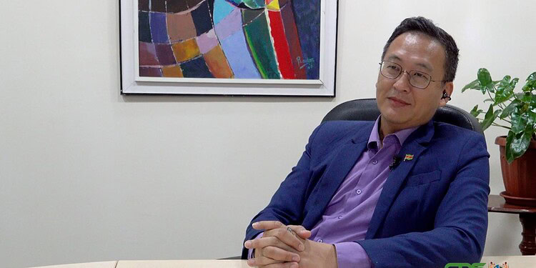 Openbare Werken zoekt comptabel juiste weg voor uitbetaling 52 werknemers 1 Het ministerie van Openbare Werken en Ruimtelijke Ordening (OWRO) werkt aan een comptabel correcte uitvoering van een rechterlijk vonnis waarbij de Staat is veroordeeld tot betaling van onder meer achterstallig loon aan 52 personen. Minister Stephen Tsang zegt dat het ministerie wil uitbetalen aan mensen die aantoonbaar arbeid hebben verricht, maar dat eerst moet worden vastgesteld hoe dit volgens de regels kan plaatsvinden.