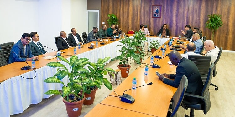 President Jennifer Simons voert overleg over de situatie in Venezuela 1536x1025 1 President Simons bespreekt met ministers en veiligheidsdiensten de situatie in Venezuela en de impact op Suriname. Lees verder voor alle details en regionale inzichten.