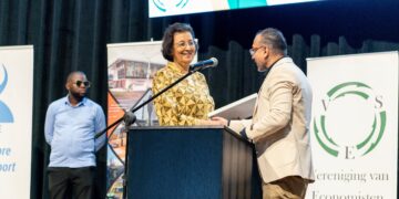 President Simons Terugdringen inflatie vraagt tijd consistentie en verantwoordelijkheid 5 De Vereniging van Economisten in Suriname (VES) pleit voor quick scans bij alle ministeries, staatsbedrijven en staatsinstellingen. Volgens de organisatie zijn de doorlichtingen nodig om middelenverspilling en onregelmatigheden sneller op te sporen en het vertrouwen in de overheid te herstellen.