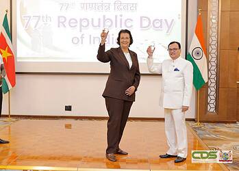Receptie 77e Republic Day of India benadrukt diplomatieke betrekkingen Suriname en India 11 President Jennifer Simons heeft maandag 26 januari een receptie bijgewoond ter gelegenheid van de 77e Dag van de Republiek India. De bijeenkomst, gehouden bij Yogh Hospitality, stond ook in het teken van het 50-jarig jubileum van de diplomatieke betrekkingen tussen Suriname en India.