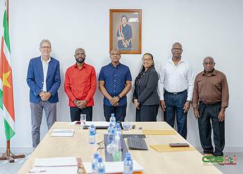 RvC BGVS moet medicijnvoorraad naar optimaal niveau brengen 5 De beschikbaarheid van medicijnen in Suriname moet naar een optimaal niveau worden gebracht. Die opdracht heeft minister André Misiekaba van Volksgezondheid, Welzijn en Arbeid (VWA) meegegeven aan de nieuw geïnstalleerde Raad van Commissarissen (RvC) van het Bedrijf Geneesmiddelen Voorziening Suriname (BGVS). De bewindsman installeerde de nieuwe raad op vrijdag 23 januari 2026.