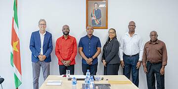 RvC BGVS moet medicijnvoorraad naar optimaal niveau brengen 5 De beschikbaarheid van medicijnen in Suriname moet naar een optimaal niveau worden gebracht. Die opdracht heeft minister André Misiekaba van Volksgezondheid, Welzijn en Arbeid (VWA) meegegeven aan de nieuw geïnstalleerde Raad van Commissarissen (RvC) van het Bedrijf Geneesmiddelen Voorziening Suriname (BGVS). De bewindsman installeerde de nieuwe raad op vrijdag 23 januari 2026.