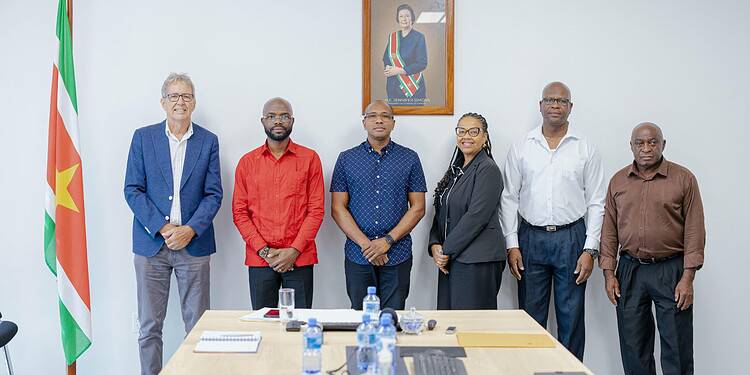 Misiekaba: BGVS, RGD en Medische Zending moeten als één keten samenwerken 1 RvC BGVS moet medicijnvoorraad naar optimaal niveau brengen 5 De beschikbaarheid van medicijnen in Suriname moet naar een optimaal niveau worden gebracht. Die opdracht heeft minister André Misiekaba van Volksgezondheid, Welzijn en Arbeid (VWA) meegegeven aan de nieuw geïnstalleerde Raad van Commissarissen (RvC) van het Bedrijf Geneesmiddelen Voorziening Suriname (BGVS). De bewindsman installeerde de nieuwe raad op vrijdag 23 januari 2026.