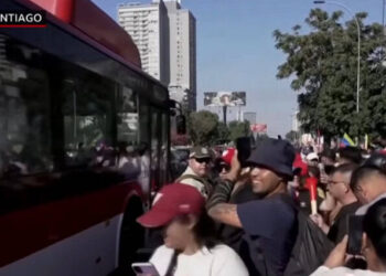 Venezolaanse Diaspora in Santiago vieren feest dat Maduro gevangen is genomen door de Amerikanen | Beeld: BBC