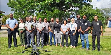 Screenshot 2026 01 08 203234 Het Korps Politie Suriname (KPS) heeft dinsdag 6 januari 2026 overleg gevoerd met de Civil Aviation Safety Authority Suriname (CASAS) en vertegenwoordigers uit de luchtvaartsector over het gebruik van drones in het Surinaamse luchtruim.