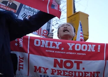 Screenshot 2026 01 13 205031 Zuid-Koreaanse aanklagers hebben de doodstraf geëist tegen voormalig president Yoon Suk Yeol. Hij wordt verdacht van opstand/rebellie in verband met zijn korte afkondiging van de staat van beleg in december 2024, die volgens het Openbaar Ministerie neerkwam op een poging om de macht te behouden.