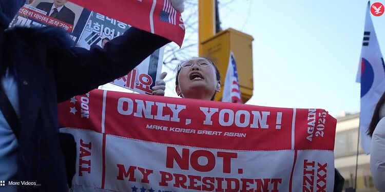 Doodstraf geëist tegen ex-president Yoon om staat van beleg en ‘opstand’ 1 Screenshot 2026 01 13 205031 Zuid-Koreaanse aanklagers hebben de doodstraf geëist tegen voormalig president Yoon Suk Yeol. Hij wordt verdacht van opstand/rebellie in verband met zijn korte afkondiging van de staat van beleg in december 2024, die volgens het Openbaar Ministerie neerkwam op een poging om de macht te behouden.