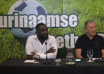 Bondscoach Henk ten Cate en Natio General Manager Brian Tevreden tijdens een persconferentie