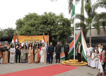 Screenshot 2026 01 26 162651 De 77e Dag van de Republiek van India is vandaag in Suriname herdacht en gevierd op het terrein van de kanselarij van de Indiase ambassade in Paramaribo. De ceremonie trok een gemengd gezelschap van Indiërs, leden van de diaspora en genodigden die de banden met India onderhouden.
