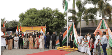 Screenshot 2026 01 26 162651 De 77e Dag van de Republiek van India is vandaag in Suriname herdacht en gevierd op het terrein van de kanselarij van de Indiase ambassade in Paramaribo. De ceremonie trok een gemengd gezelschap van Indiërs, leden van de diaspora en genodigden die de banden met India onderhouden.