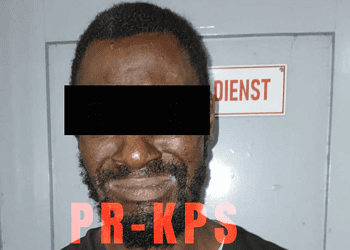 Screenshot 2026 01 28 200001 Volgens de politie wordt B.M. ervan verdacht donderdag 22 januari 2026 rond 21.30 uur een 78-jarige man te hebben aangevallen bij een bankinstelling aan de Dr. Sophie Redmondstraat. Het slachtoffer raakte in een schermutseling met de verdachte, kwam ten val en werd beroofd van zijn portemonnee met bankpassen en een geldbedrag in SRD.