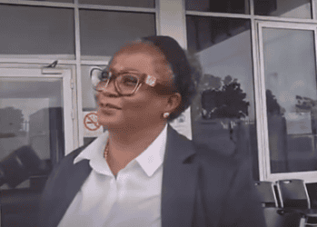 Screenshot 2026 01 30 141629 Luitenant-kolonel Danielle Veira, voormalig hoofd van het Directoraat Nationale Veiligheid, is door de Krijgsraad volledig vrijgesproken. De auditeur-militair had negen jaar cel en onmiddellijke gevangenneming geëist. Veira reageerde na afloop emotioneel en verwees herhaaldelijk naar haar geloof.