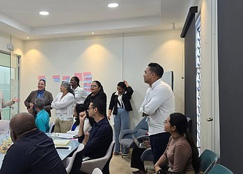 Sectorale besprekingen moeten skills gap en openstaande vacatures sneller dichten 3 De Surinaamse arbeidsmarkt kampt met een hardnekkige mismatch: in verschillende sectoren blijven vacatures openstaan, terwijl werkzoekenden vaak niet over de juiste basisvaardigheden beschikken om direct te kunnen instromen. Om die vaardigheidskloof (skills gap) gerichter aan te pakken, rolt het directoraat Welzijn en Arbeid binnen het Training for Employment (TFE)-programma sectorale rondetafelgesprekken uit.