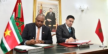 Suriname en Marokko verstevigen bilaterale samenwerking 2 Suriname en Marokko versterken hun samenwerking met nieuwe afspraken op energie, onderwijs en landbouw. Lees verder voor alle details.