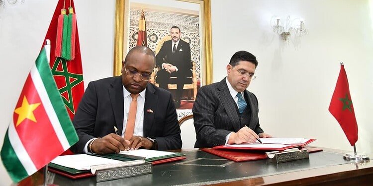 Suriname en Marokko verstevigen bilaterale samenwerking 2 Suriname en Marokko versterken hun samenwerking met nieuwe afspraken op energie, onderwijs en landbouw. Lees verder voor alle details.