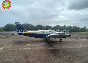 Vliegtuig OM JIT Tijdens verkenningswerkzaamheden op zaterdag 17 januari 2026 heeft het Justitieel Interventie Team (JIT) diep in het Goliathgebied een tweemotorig vliegtuig aangetroffen. De controles maken deel uit van periodieke operaties om te voorkomen dat oude illegale landingsbanen opnieuw in gebruik worden genomen.