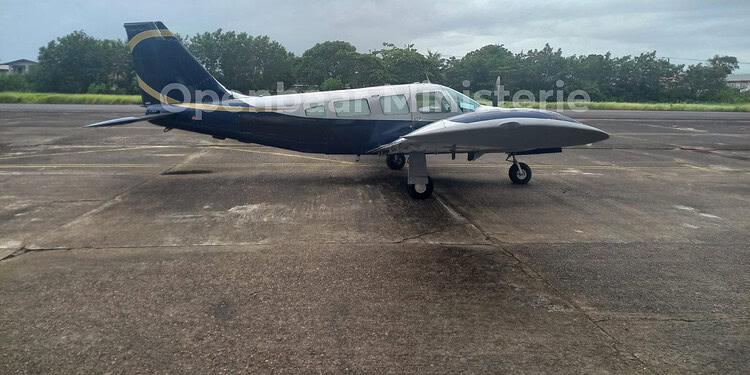 Illegaal vliegtuig ontdekt in Goliathgebied en overgevlogen naar Paramaribo 1 Vliegtuig OM JIT Tijdens verkenningswerkzaamheden op zaterdag 17 januari 2026 heeft het Justitieel Interventie Team (JIT) diep in het Goliathgebied een tweemotorig vliegtuig aangetroffen. De controles maken deel uit van periodieke operaties om te voorkomen dat oude illegale landingsbanen opnieuw in gebruik worden genomen.