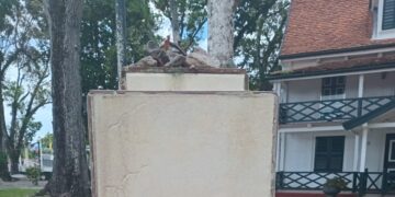 WhatsApp Image 2026 01 02 at 8.16.41 AM e1767353409586 De bronzen kop van Eddy Snijders bij Fort Zeelandia is gestolen. Heb jij iets gezien? Lees het volledige verhaal en help mee met het onderzoek.