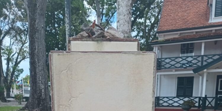 WhatsApp Image 2026 01 02 at 8.16.41 AM e1767353409586 De bronzen kop van Eddy Snijders bij Fort Zeelandia is gestolen. Heb jij iets gezien? Lees het volledige verhaal en help mee met het onderzoek.