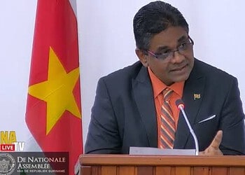 WhatsApp Image 2026 01 10 at 7.13.51 PM Terwijl gezinnen moeten kiezen tussen basisbehoeften, terwijl werkenden ondanks fulltime inzet hun maandelijkse lasten niet meer kunnen dragen en terwijl de inflatie is opgelopen tot 11%, rijst onvermijdelijk de vraag: welk moreel kompas wordt hier gevolgd? In een tijd waarin van burgers offers worden gevraagd, lijkt de leiding zelf ver verwijderd van die realiteit.