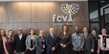 President Jennifer Simons tijdens haar bezoek bij het ziekenhuis HIC in Columbia