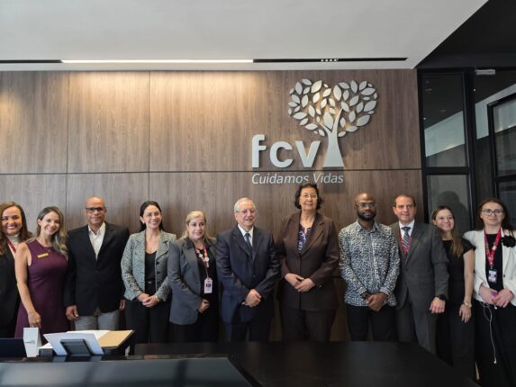 WhatsApp Image 2026 01 12 at 10.42.54 AM President Jennifer Simons heeft eerder vandaag tijdens een regeringspersconferentie uitgelegd waarom bij het recente werkbezoek aan een ziekenhuis in Colombia geen mediaploeg is meegereisd en foto’s pas later beschikbaar kwamen. Volgens het staatshoofd ging het niet om een staatsbezoek, maar om een kleinschalig werkbezoek met een minimale delegatie en extra veiligheidsafspraken. “Het was technisch en beleidsmatig: afspraken maken en oriënteren,” gaf Simons aan.