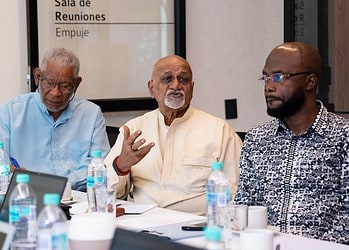 Glenn Geerlings, echtgenoot van president Jennifer Simons aan tafel met HUmphrey Hasrat een van de adviseurs en minister Volksgezondheid Andre Misiekaba tijdens hun bezoek bij het ziekenhuis in Colombia