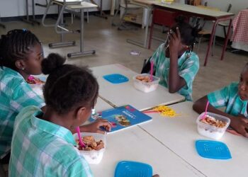 WhatsApp Image 2026 01 20 at 5.00.53 PM 2 e1768941149527 Het schoolvoedingstraject in het binnenland voorziet dagelijks duizenden kinderen van een voedzame maaltijd, wat hun gezondheid en leerprestaties verbetert. Lees verder om te ontdekken hoe ....