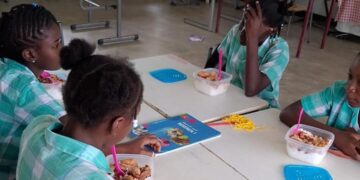 WhatsApp Image 2026 01 20 at 5.00.53 PM 2 e1768941149527 Het schoolvoedingstraject in het binnenland voorziet dagelijks duizenden kinderen van een voedzame maaltijd, wat hun gezondheid en leerprestaties verbetert. Lees verder om te ontdekken hoe ....