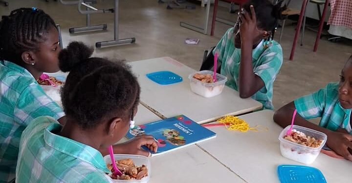 WhatsApp Image 2026 01 20 at 5.00.53 PM 2 e1768941149527 Het schoolvoedingstraject in het binnenland voorziet dagelijks duizenden kinderen van een voedzame maaltijd, wat hun gezondheid en leerprestaties verbetert. Lees verder om te ontdekken hoe ....