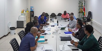 WhatsApp Image 2026 01 23 at 09.39.27 1 Volgens MCP biedt de beoogde fabriek kansen om kleine ondernemers in het binnenland te ondersteunen door hun fruit op vaste basis af te nemen. RO ziet hierin een mogelijkheid om de inkomenspositie van landbouwers te versterken en tegelijkertijd de verwerking van lokale producten te stimuleren.