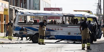 Brandweerlieden ruimen de weg op na alle onderzoek van de politie | Foto Key News Suriname