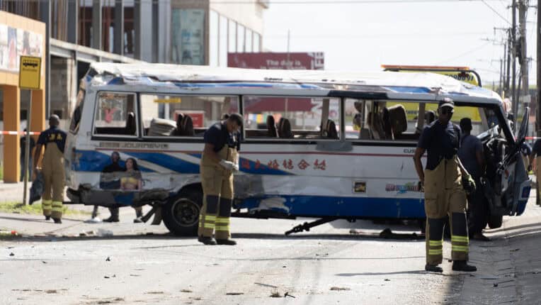 aanrijding bus 2 Vier mensen kwamen om bij een ernstig ongeluk in Paramaribo, waarna verkeersveiligheid opnieuw ter discussie staat. Lees verder voor meer