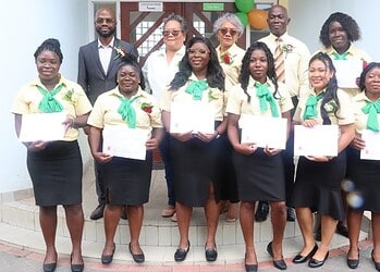 b0703434 7bcd 45f2 8bf5 adbc14d35bf0 Zeven gezondheidszorgassistenten (GZA) van de Medische Zending Primary Health Care Suriname (MZ PHC) hebben hun opleiding met succes afgerond. Zij namen donderdag 22 januari 2026 hun certificaat in ontvangst tijdens een ceremonie waarbij ook minister André Misiekaba van Volksgezondheid, Welzijn en Arbeid (VWA) aanwezig was.