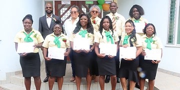 b0703434 7bcd 45f2 8bf5 adbc14d35bf0 Zeven gezondheidszorgassistenten (GZA) van de Medische Zending Primary Health Care Suriname (MZ PHC) hebben hun opleiding met succes afgerond. Zij namen donderdag 22 januari 2026 hun certificaat in ontvangst tijdens een ceremonie waarbij ook minister André Misiekaba van Volksgezondheid, Welzijn en Arbeid (VWA) aanwezig was.