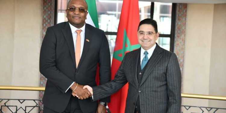 ddb53b7d 3a2b 4570 8ee3 fea5aab642a0 Ook is er volgens de minister een toezegging gedaan van 1 miljoen Amerikaanse dollar voor gemeenschapsprojecten die dit jaar gerealiseerd moeten worden. Verder is een samenwerkingsovereenkomst bezegeld tussen het Suriname Diplomaten Instituut (SDI) en het diplomateninstituut in Marokko, waarbij afspraken in een gezamenlijke overeenkomst zijn vastgelegd.