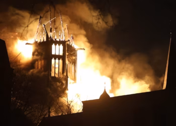 delen van top vondelkerk in amsterdam breken af tijdens grote brand Twee stenen kantines op het terrein van de Pater Willem Andring School aan de Poerwodadiweg in Lelydorp zijn in de vroege ochtend van donderdag 12 februari 2026 door brand volledig verwoest. De politie stelt een onderzoek in naar de oorzaak.