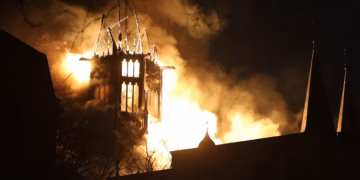 delen van top vondelkerk in amsterdam breken af tijdens grote brand Twee stenen kantines op het terrein van de Pater Willem Andring School aan de Poerwodadiweg in Lelydorp zijn in de vroege ochtend van donderdag 12 februari 2026 door brand volledig verwoest. De politie stelt een onderzoek in naar de oorzaak.