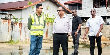 djoelstraat 4 Waarnemend president Gregory Rusland heeft vrijdag 9 januari 2026 een veldbezoek gebracht aan de Djoelstraat, waar bewoners al ongeveer twee weken kampen met stilstaand water.