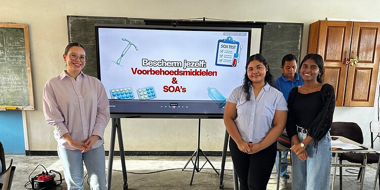 e-Government Suriname ondersteunt SOA-voorlichtingscampagne op scholen 1 e gov 29126 De e-Government Suriname levert ondersteuning aan een SOA-preventievoorlichtingscampagne die zich richt op jongeren in het onderwijs. De aftrap van de campagne vond donderdag 29 januari 2026 plaats op de Shri Ram School.