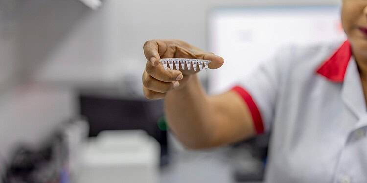 e6035975 f296 4a99 9690 9cb058af9d59 Bandhoe benadrukt dat het HPV-virus een belangrijke rol speelt bij het ontstaan van baarmoederhalskanker en dat vroege opsporing de kans op een succesvolle behandeling aanzienlijk vergroot. De overlevingskansen worden daarbij geschat op 93 procent.