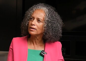 gloria bottse Minister Raymond Landveld kondigt, na overleg met president Jennifer Simons, een vijfjarig digitaliseringstraject voor het openbaar vervoer aan. Dat klinkt modern, maar de kernvraag blijft: pakt dit plan de dagelijkse frustraties van reizigers aan, of leggen we technologie over een systeem dat nog steeds chaotisch functioneert?