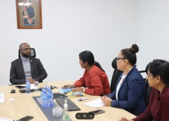 ik ben Minister André Misiekaba van Volksgezondheid, Welzijn en Arbeid (VWA) heeft op woensdag 21 januari 2026 een gezamenlijke belofte ondertekend met IKBeN Suriname. Met deze stap wordt de samenwerking tussen de regering en partners verder verdiept om de bescherming van kinderen in Suriname structureel te versterken.